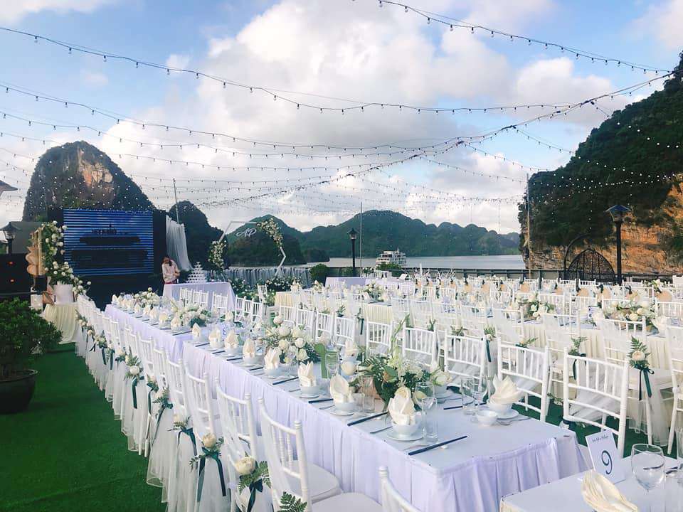 ghế chiavari tiệc ngoài trời