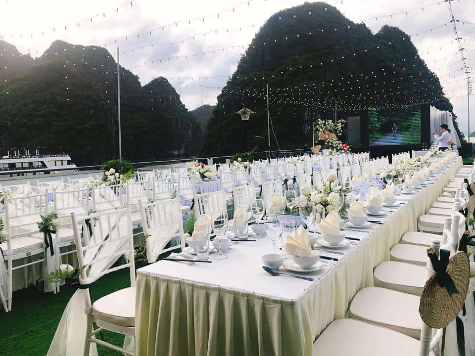 Ghế Chiavari phục vụ trên du thuyền 5 sao Era tại Vịnh Lan Hạ