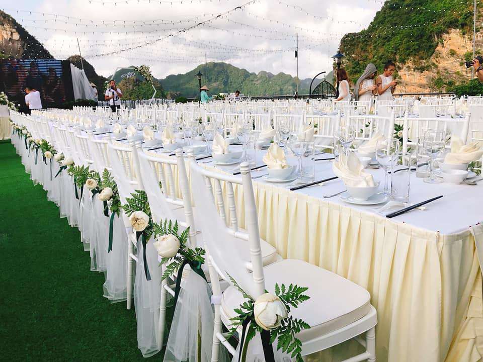 ghế chiavari tiệc ngoài trời